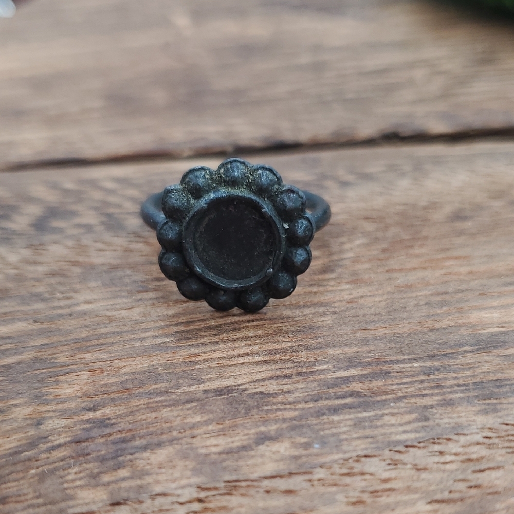 Antique Mourning Black Floral‎ Ring Size 4 R820